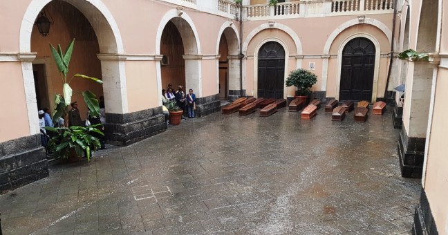 Funerali interreligiosi per migranti |Cerimonia per 17 vittime del mare