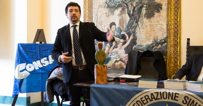 Cede il soffitto in commissariato | Ferito alla spalla un poliziotto