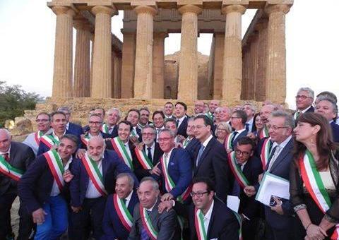 Le ‘sindache’ grilline con Renzi | Scoppia la polemica sulla foto