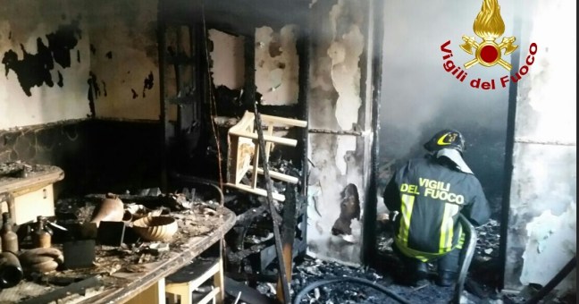 Incendio in abitazione nella notte |L’intervento dei vigili del fuoco