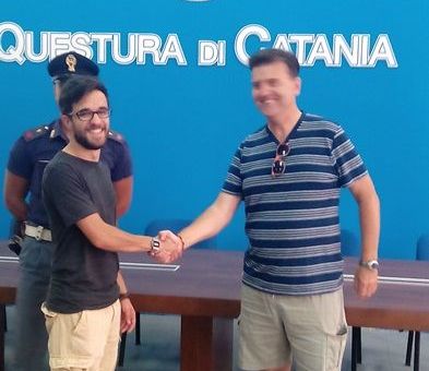 Studente trova portafoglio| e lo consegna alla polizia