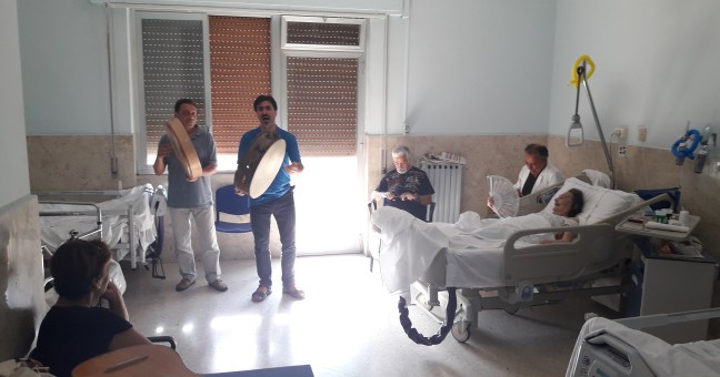 Musicisti a Villa Sofia | Chitarre al reparto lungodegenti