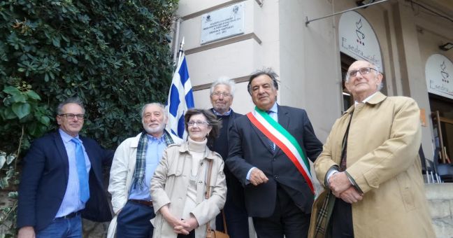 Palermo ricorda Vrettàkos| La lapide in largo Esedra