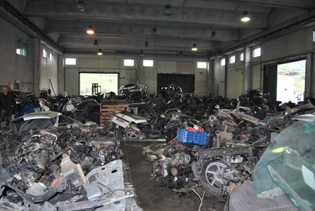 Ricambi auto e rifiuti speciali |Area abusiva sequestrata