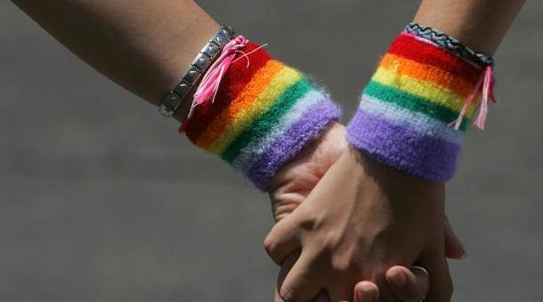 È bisessuale | I genitori la picchiano