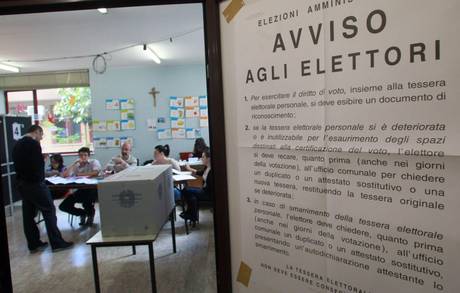 Fotografa la scheda in cabina | Una denuncia a Bagheria