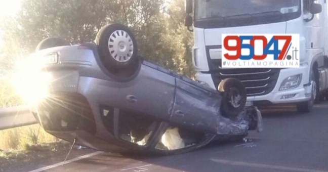 L’auto si cappotta dopo lo scontro