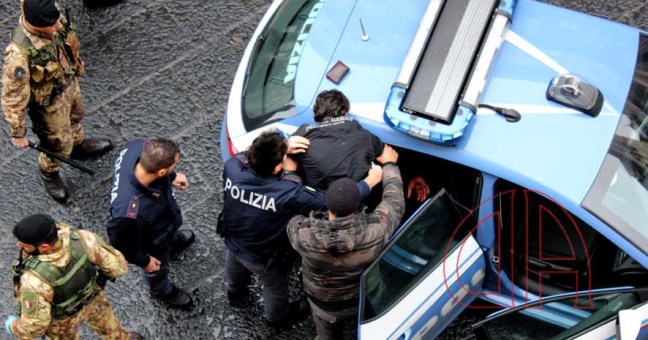 Pugni e schiaffi dal compagno in via Etnea