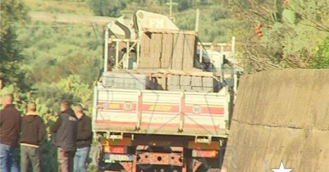 Camion perde mattoni | Fortunatamente nessun ferito