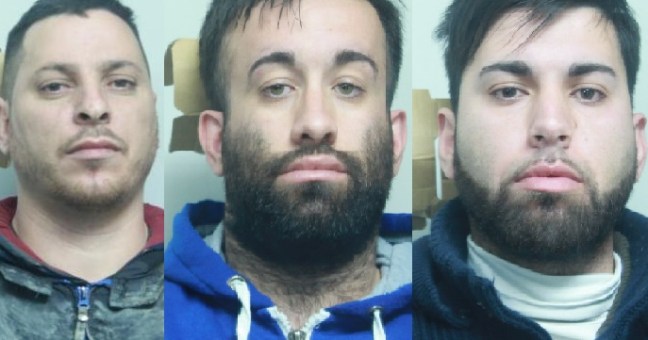Pulisce la pistola e rimane ferito |Porto illegale di armi: 3 arresti