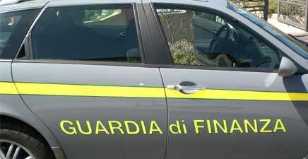 Vestiti e scarpe sequestrate | donate in beneficenza dalla Gdf