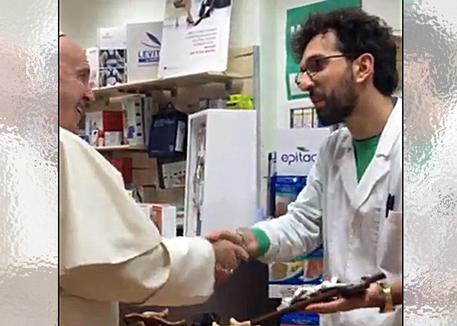 Il Papa fa shopping | Guarda il VIDEO