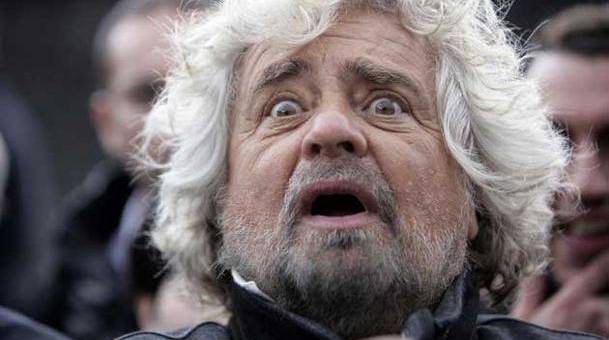 La “befana” porta il | carbone a Beppe Grillo