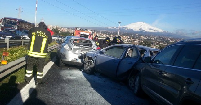 Incidente in tangenziale: | tre mezzi coinvolti
