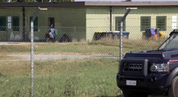 Migranti in rivolta per | la morte di una 25enne