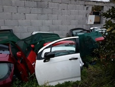 Paternò, polizia scopre |deposito di auto rubate
