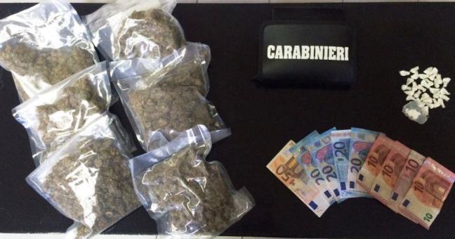 Oltre un chilo di “erba” nell’aiuola |Arrestato pusher 46enne