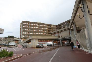 Ospedale senza anestesisti | Li assume: ora rischia