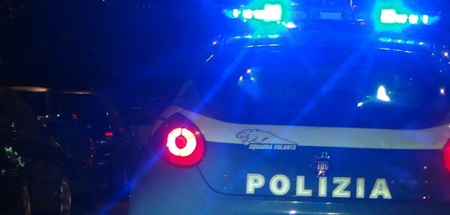 Spara davanti a un | locale del centro storico