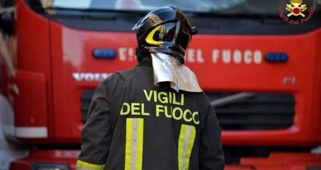 Fiamme in un capannone | Al lavoro i vigili del fuoco
