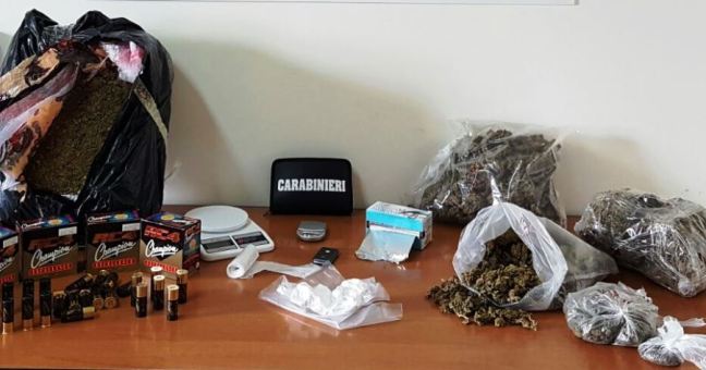 “Preparava” la droga | mentre era ai domiciliari