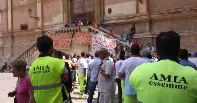 Vendeva tute e giubbotti Amia | Denunciato un 28enne