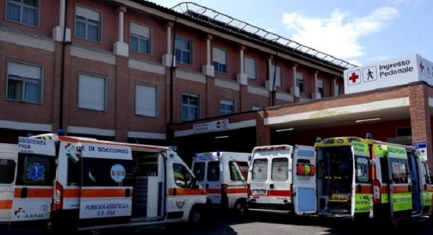 Autobus contro albero | A bordo 20 persone