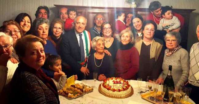 Auguri alla centenaria Rosa |Maestra di ricamo e cucito