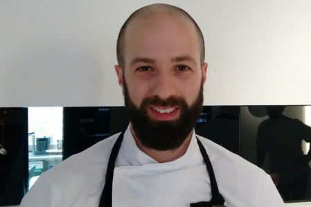 Molla tutto e si mette ai fornelli | Storia di un ingegnere-chef
