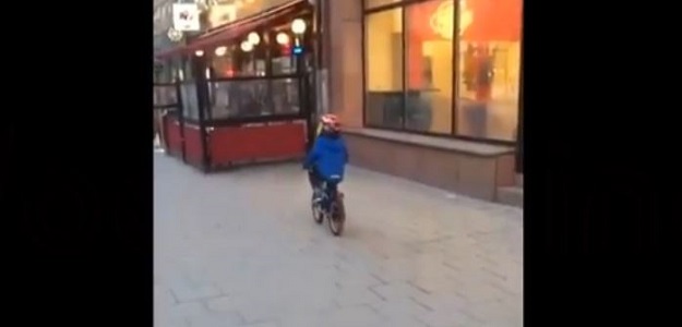 bambino bicicletta pubblicità perizoma club