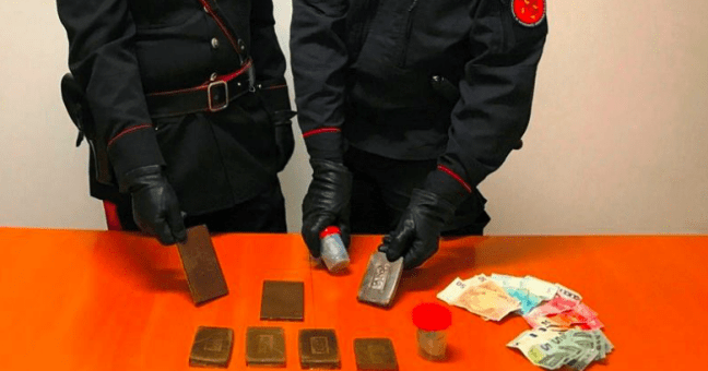 Tenta la fuga ma viene arrestato | Aveva un panetto di hashish