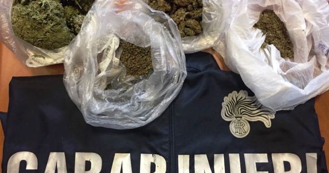 Spaccia dalla soglia di casa |In manette un 27enne