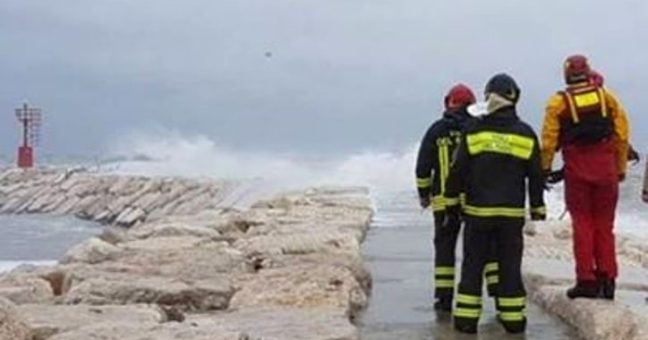 Barca contro scogli | Quattro morti VIDEO
