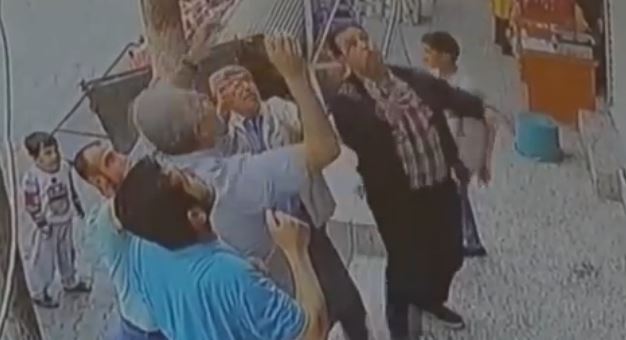 Bimba cade dal balcone | ma si salva VIDEO