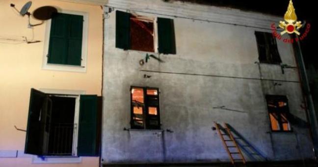 Bimbo lanciato dalla finestra | Morto anche il padre