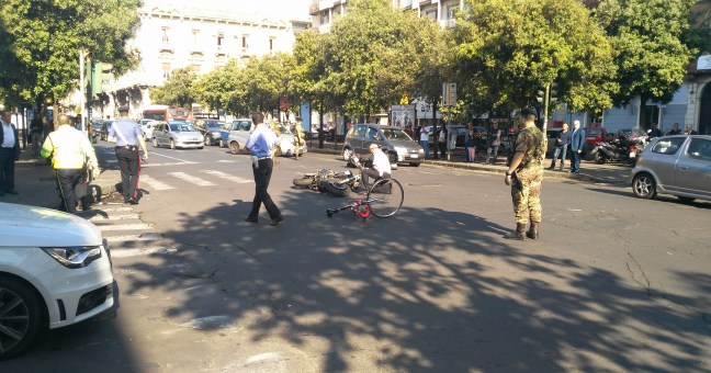 Incidente in piazza Trento |Coinvolto anche un ciclista