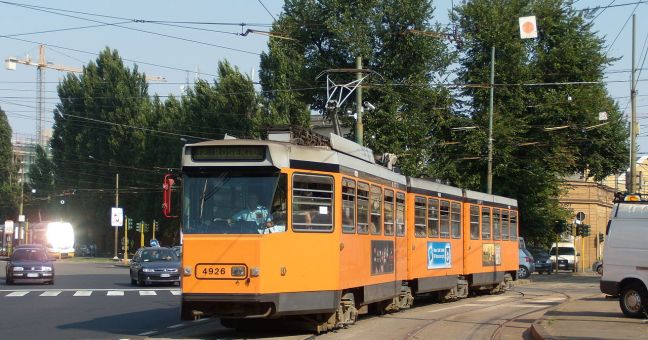Incastrata sotto al tram | Ragazza perde un piede