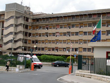 La mamma sotto i ferri: si oppone | Alla fine arrivano i carabinieri