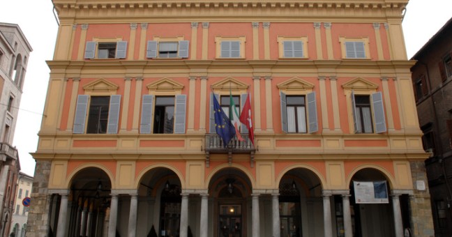 A prostitute con | il furgone del Comune