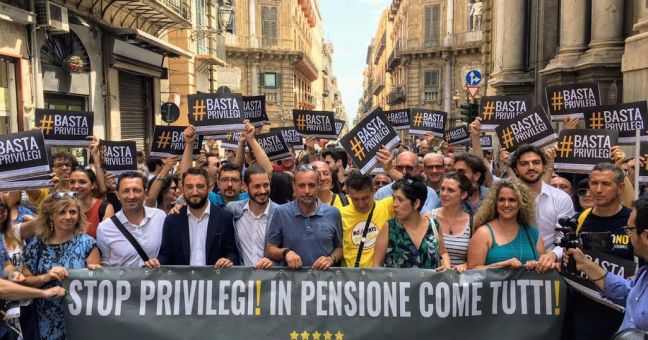 Scattano le pensioni per i deputati | La marcia di protesta dei grillini
