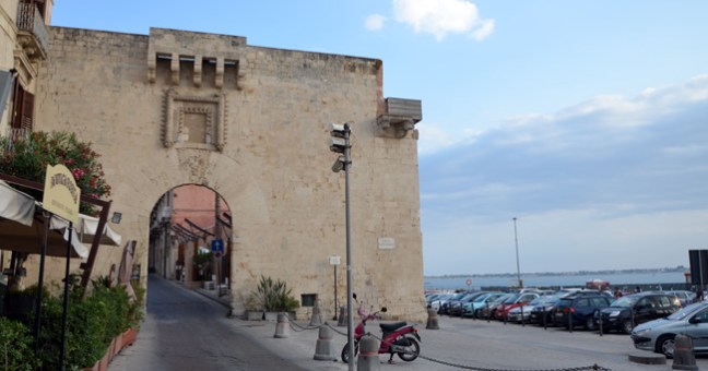 Lascia la figlia nel passeggino | e si allontana: denunciata