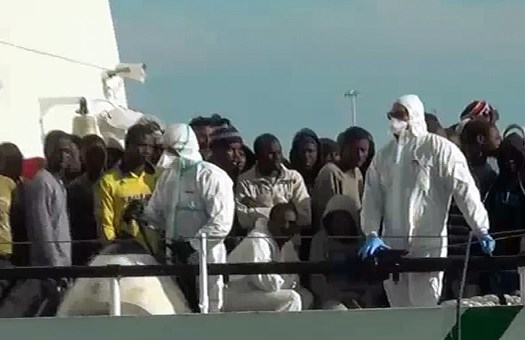 Sbarco di 673 migranti a Pozzallo | C’è anche il corpo di un neonato