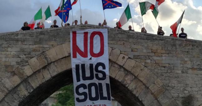 CasaPound contro lo ius soli | Striscione al Ponte Ammiraglio
