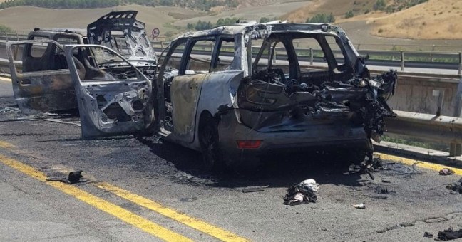 Schianto sulla Palermo-Catania| Auto a fuoco, grave una donna