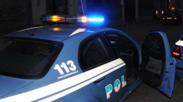 Giallo a Palermo, morta una donna | Il cadavere in strada tra due auto