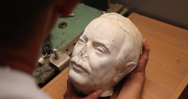 La statua di Falcone vandalizzata | adottata dai funzionari di polizia