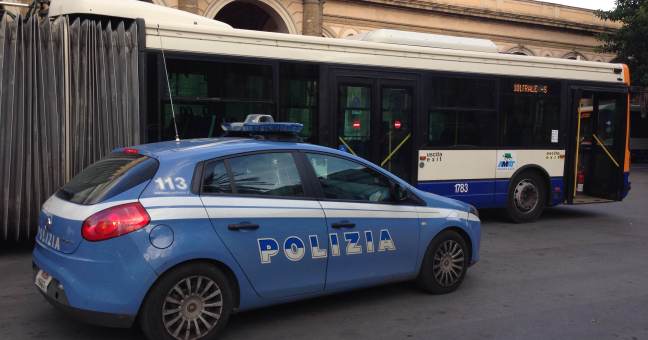 Turista derubato sul 101 | Arrestati i due borseggiatori