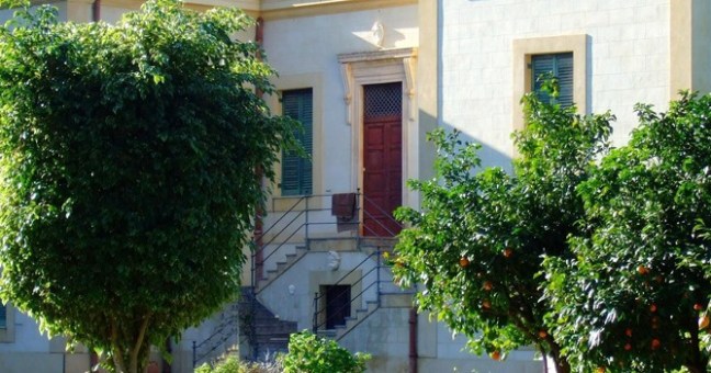 Il rogo doloso minaccia i tesori | Incendio a Villa Piccolo