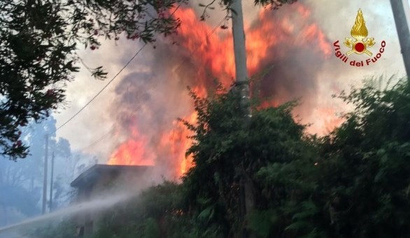 Incendio nel Palermitano | A rischio un albergo
