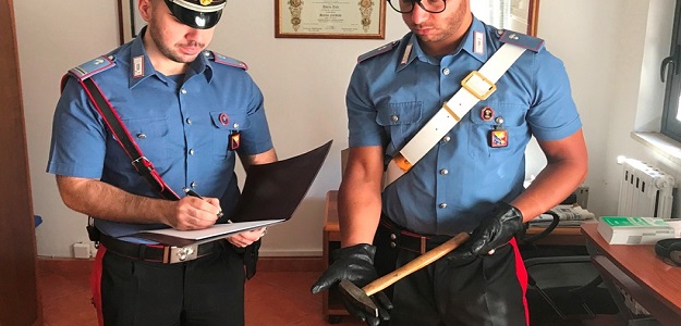 Ferisce a martellate il vicino | La lite per un parcheggio